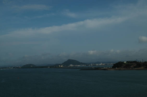 파나마 운하 - panama canal panama mountain sunset 뉴스 사진 이미지