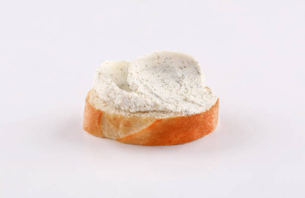 distribuire formaggio con erbe su canape baguette a fette, tapas spagnole su sfondo bianco - crostini foto e immagini stock