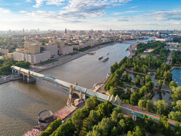 veduta aerea di mosca in estate - moscow russia russia river panoramic foto e immagini stock