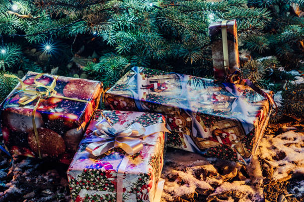 regali di natale avvolti sotto l'albero di natale con luci - tema vacanze - 2971 foto e immagini stock
