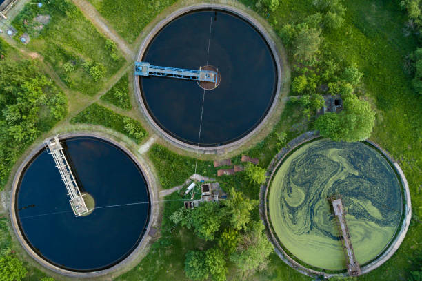 Vue aérienne des réservoirs de purification pour les eaux usées - Photo