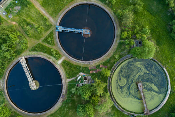 widok z lotu ptaka zbiorników oczyszczalniowych do ścieków - wastewater zdjęcia i obrazy z banku zdjęć