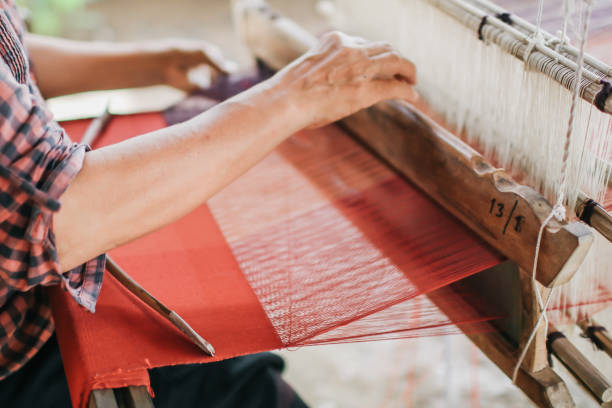 équipement de tissage tissage ménage tissage - détail du métier à tisser pour la soie maison utilisé pour le tissage de la soie ou la production textile de tissage de coton indigène de thaïlande à l'aide d'un métier à tisser, qui est la sagesse  - weaving machine photos et images de collection