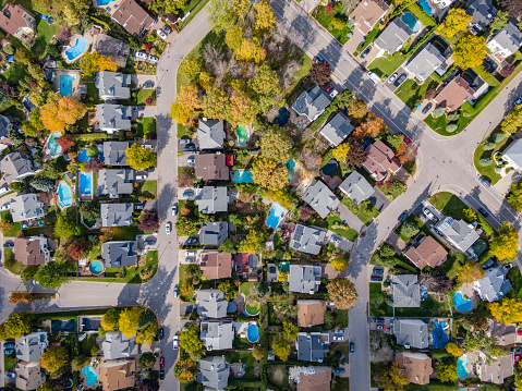 Montreal, Quebec, Canadá, vista aérea superior de las casas familiares en el barrio residencial durante la temporada de otoño photo