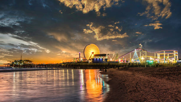 muelle de santa mónica al atardecer - santa monica pier fotos fotografías e imágenes de stock