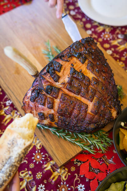 istock Modern Australian Christmas dinner table with glazed ham, fresh prawns, roast chicken and salads. 1190089162