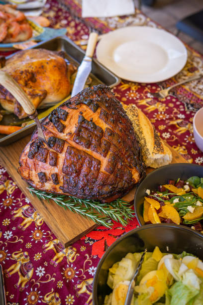 istock Modern Australian Christmas dinner table with glazed ham, fresh prawns, roast chicken and salads. 1190089187