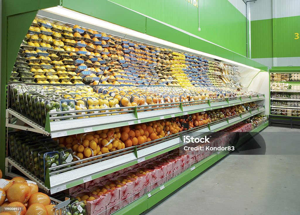 Regal mit Zitrusfrüchten in Supermarkt - Lizenzfrei Supermarkt Stock-Foto