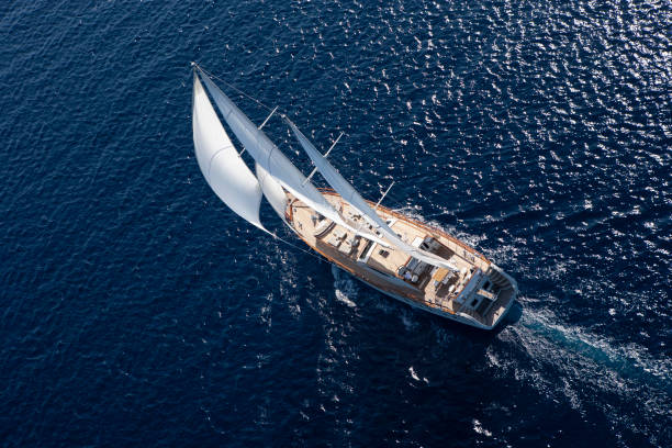 voilier de luxe naviguant dans la mer bleue ouverte - sailing ship passenger ship shipping cruise photos et images de collection
