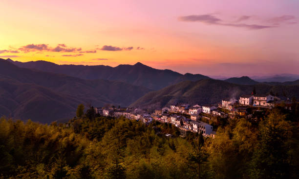 закат на горе хуаншань, провинция аньхой, китай - huangshan mountains стоковые фото и изображения