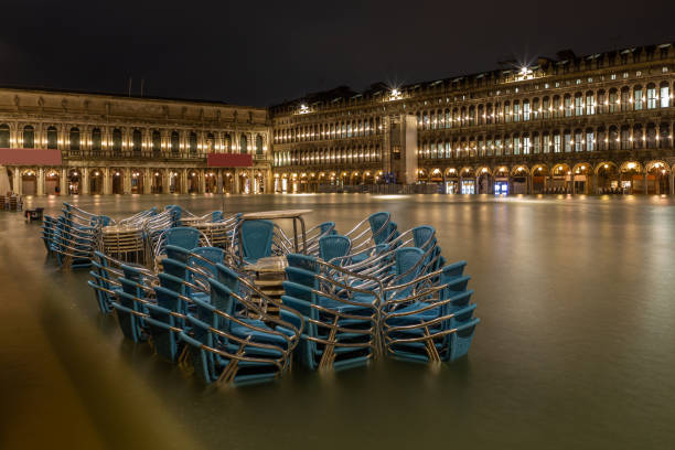 hochwasser, acqua alta, auf dem markusplatz, venedig - acqua alta stock-fotos und bilder