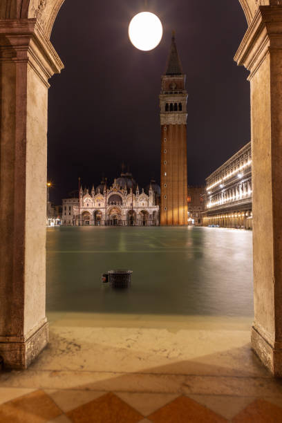 inondations, acqua alta, sur la place saint-marc, venise - acqua alta photos et images de collection