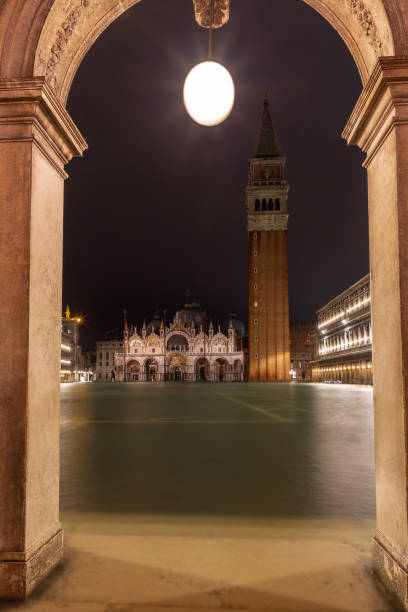 inundaciones, acqua alta, en la plaza de san marcos, venecia - acqua alta fotografías e imágenes de stock