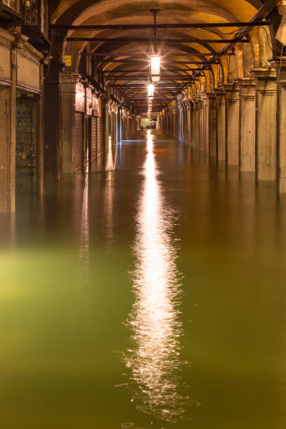 flooding, acqua alta, on st. mark´s square, venice - acqua alta imagens e fotografias de stock