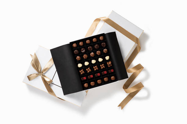チョコレートプラリネとトリュフのスクエアボックス - chocolate chocolate candy dark chocolate directly above ストックフォトと画像