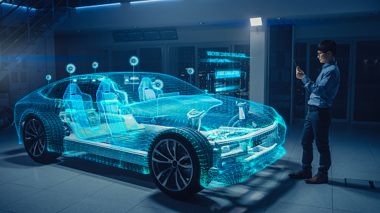 Ingeniero automotriz usando tablet digital con software 3D de realidad aumentada para el análisis y la mejora del diseño de modelos de automóviles 3D. Facilidad Futurista: Diseño Virtual con Tecnología Mixta. photo