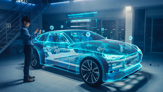 Ingeniero automotriz utiliza la tableta digital con realidad aumentada para el análisis y la mejora del diseño de automóviles. La visualización de gráficos 3D muestra prototipos de vehículos completamente desarrollados analizados y optimizados photo