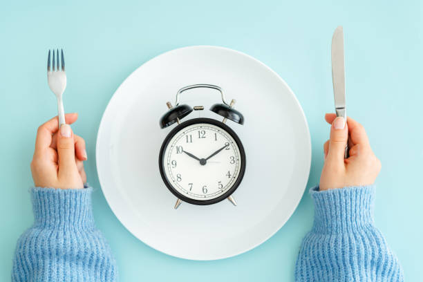 pianificazione dei pasti per il concetto di dieta - clock face clock time deadline foto e immagini stock