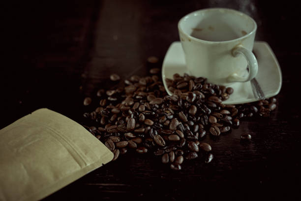 ロステッドアラビカコーヒー豆とコーヒーグラス - coffee ground bean whole ストックフォトと画像