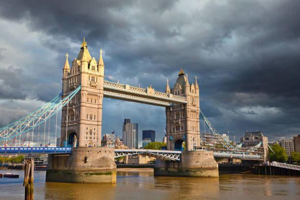 puente de la torre en londres - london england thames river storm rain fotografías e imágenes de stock