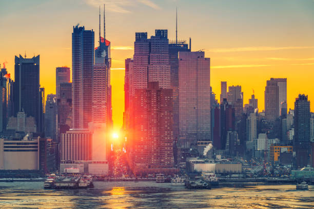 マンハッタンの明るい日の出 - dramatic sky manhattan moody sky new york city ストックフォトと画像
