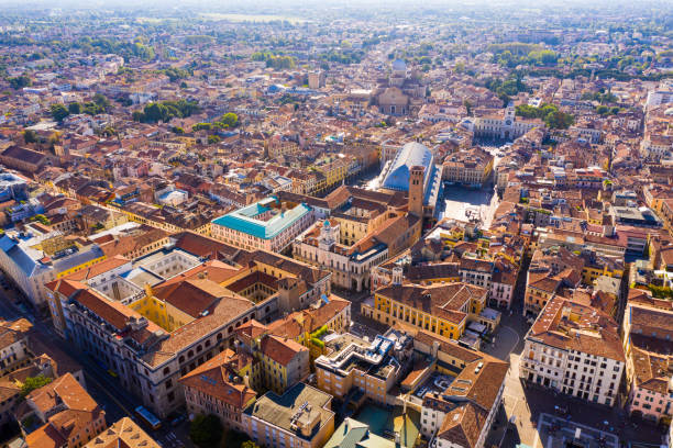 luchtfoto van padua cityscape met gebouwen en straten - padua stockfoto's en -beelden