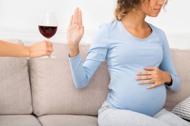 donna incinta rifiuta bicchiere di vino, raccolto - abdomen addiction adult alcohol foto e immagini stock