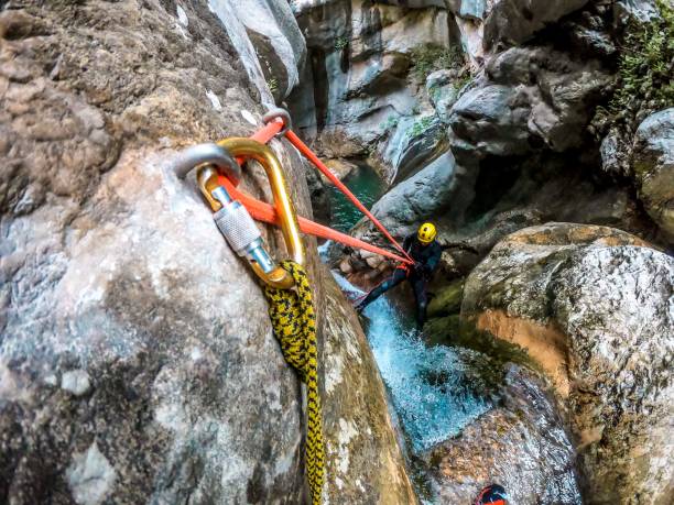 un canyoneer roping por una corriente de agua en un cañón - europe high angle view waterfall water fotografías e imágenes de stock