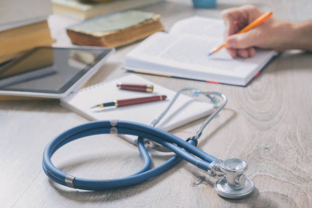 arzt bereitet sich auf die prüfung vor - medical exam fotos stock-fotos und bilder