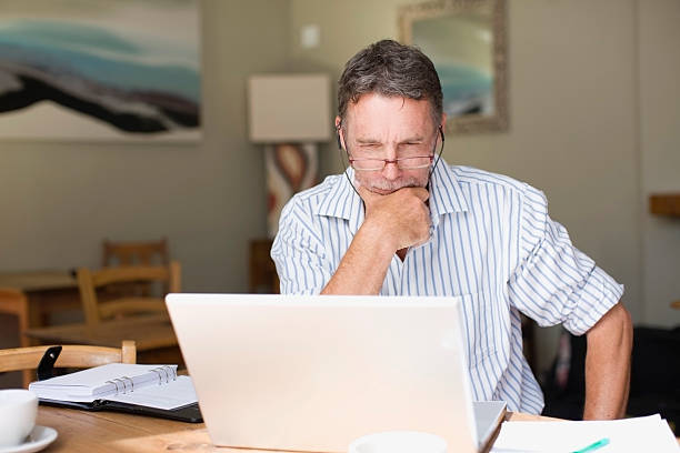 ernst geschäftsmann mit laptop - south africa waist up indoors image technique stock-fotos und bilder