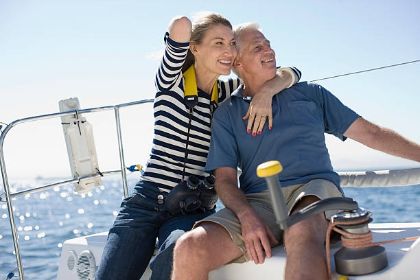 이전 커플입니다 앉은 배죠 - sailboat sea retirement adventure 뉴스 사진 이미지