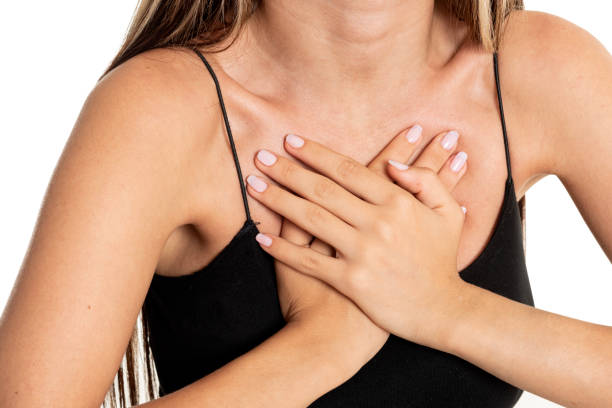 donna con dolore toracico - hand on heart immagine foto e immagini stock