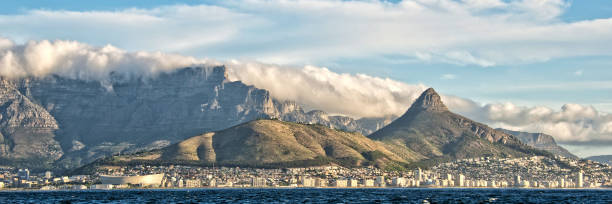 panorama da cidade de cabo e da montanha da tabela, vista do oceano, áfrica do sul - panoramic landscape south africa cape town - fotografias e filmes do acervo