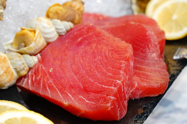 филе тунца - tuna tuna steak raw bluefin tuna стоковые фот�о и изображения