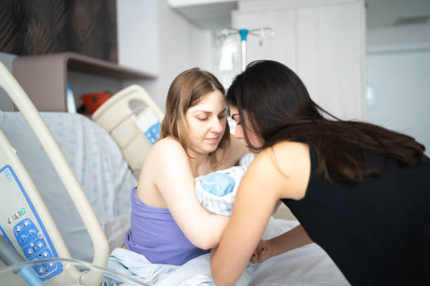 madre dando a su recién nacido a ahijado en el hospital - ahijado fotografías e imágenes de stock