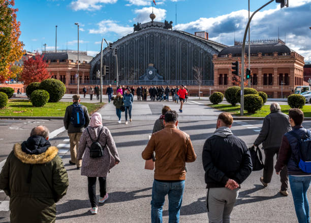 pedoni davanti alla stazione ferroviaria atocha della città di madrid, spagna - southern europe public transportation international landmark local landmark foto e immagini stock