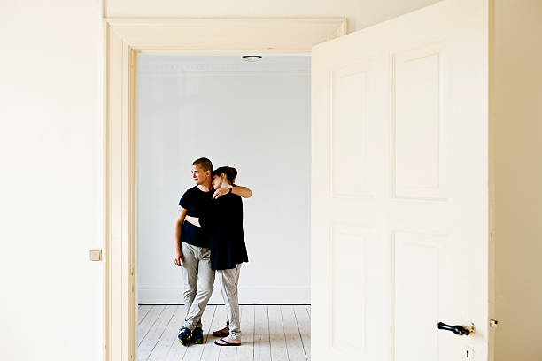pareja abrazándose en nuevo hogar - oresund escandinavia fotografías e imágenes de stock
