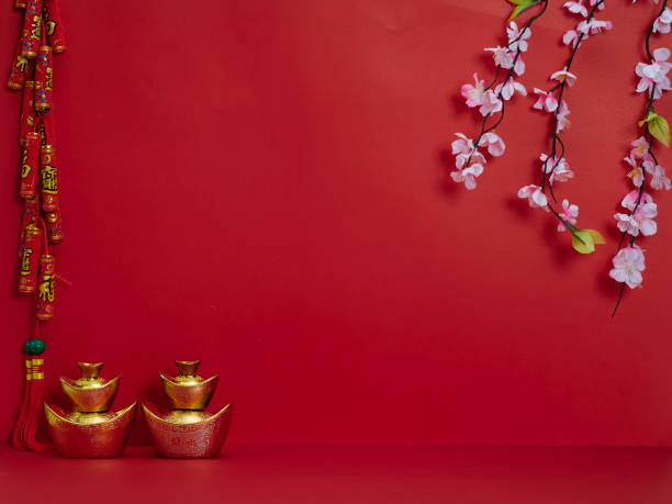 decoración de año nuevo chino tradicional sobre fondo rojo (traducción al inglés para texto extranjero significa bendición, suerte y riqueza). espacio para texto - currency envelope luck new fotografías e imágenes de stock