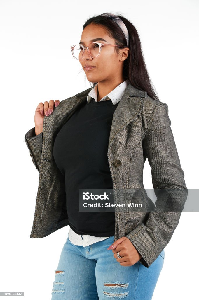 นางแบบเสื้อยืดผู้หญิงเตรียมยิ้มพร้อมแว่นตาเนิร์ดมองไปในระยะไกล ภาพสต็อก -  ดาวน์โหลดรูปภาพตอนนี้ - Istock