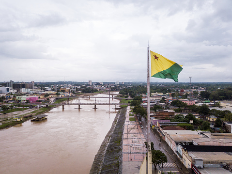 Vista aérea de drones del río Acre y la bandera en el Amazonas. Edificios del centro de la ciudad de Río Branco, casas, calles, puentes en nublado. Brasil. photo