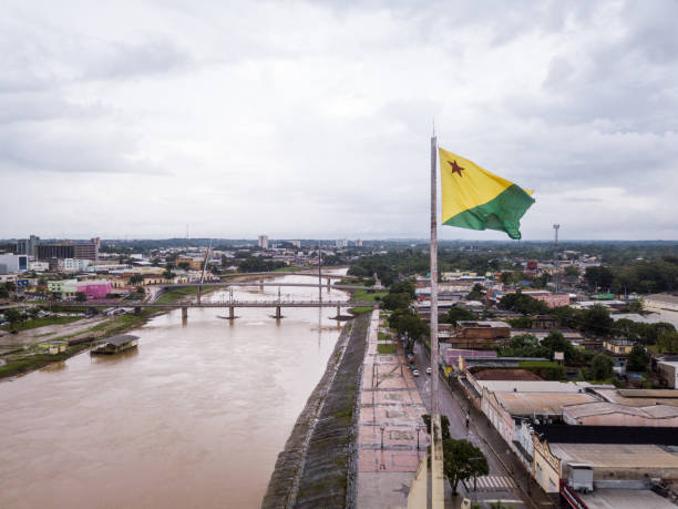 vue aérienne de drone de la rivière d'acre et du drapeau dans l'amazone. bâtiments du centre-ville de rio branco, maisons, rues, ponts le jour nuageux. brésil. - rainforest brazil amazon river amazon rainforest photos et images de collection