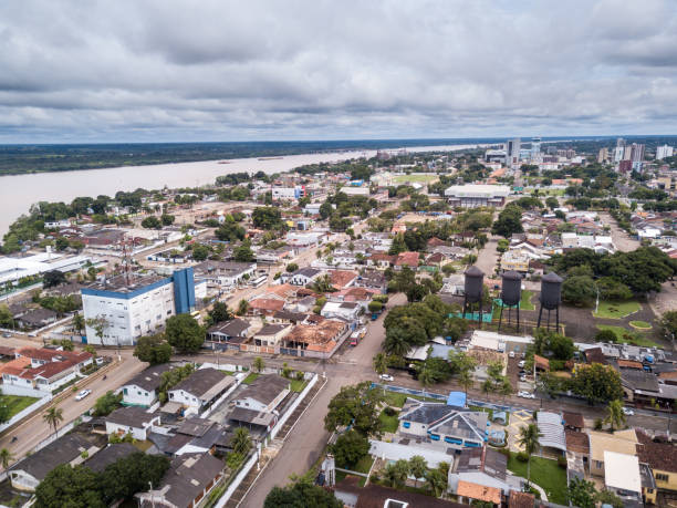 vue aérienne de drone des rues du centre-ville de porto velho avec "praça das tres caixas dagua" place et la rivière madère et la forêt amazonienne à l'arrière-plan le jour nuageux d'hiver. rondonia, brésil. - rainforest brazil amazon river amazon rainforest photos et images de collection