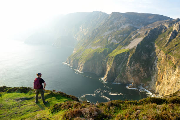 slieve league, irlands höchste meeresklippen, im südwesten donegal entlang dieser herrlichen costal-fahrroute. - ireland landscape stock-fotos und bilder