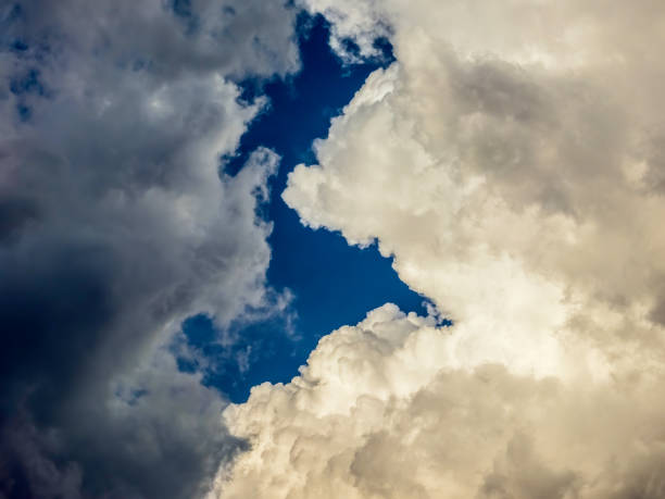 yin e yang cloudscape - weather changes - fotografias e filmes do acervo