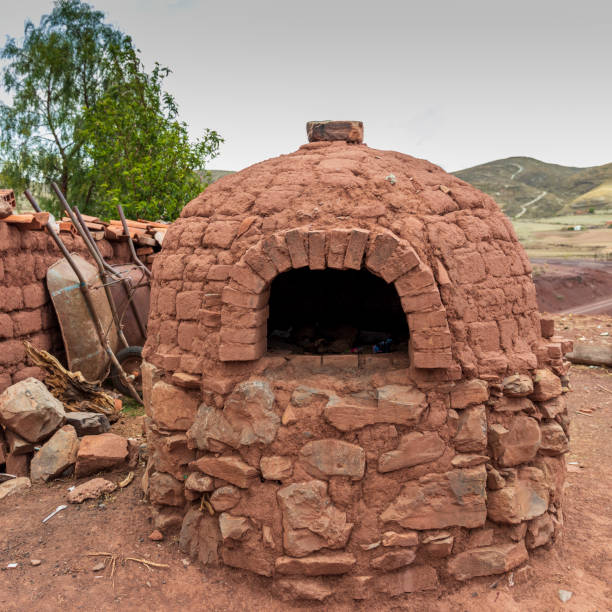Maragua, Bolivia. 10-18-2019. Old bread oven made with adobe at Maragua, Bolivia. Maragua, Bolivia. 10-18-2019. Old bread oven made with adobe at Maragua, Bolivia. stove oven adobe outdoors stock pictures, royalty-free photos & images