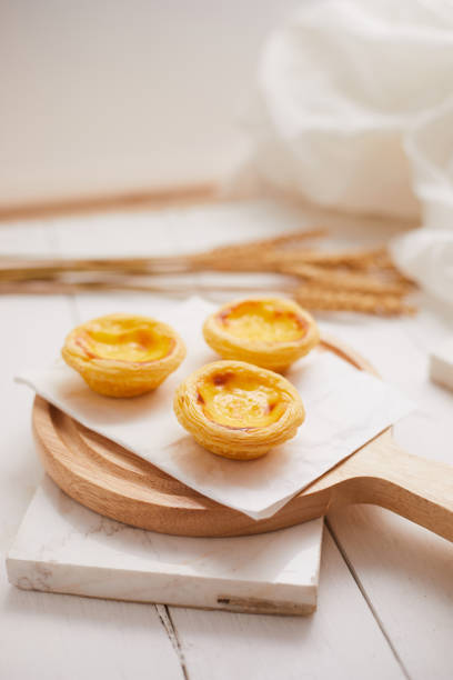 postre de tarta de huevo en la mesa. - egg tart fotografías e imágenes de stock