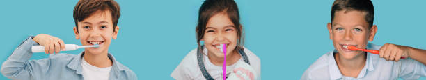 i bambini multinazionali puliscono i denti con spazzolino da denti su sfondo blu. bambini carini che si lavano i denti - child human teeth brushing teeth dental hygiene foto e immagini stock