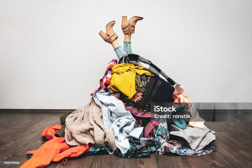 женщина ноги из груды одежды на полу. концепция наркомании покупок - Стоковые фото Одежда роялти-фри женщина ноги из груды одежды на полу. концепция наркомании покупок - Стоковые фото Одежда роялти-фри