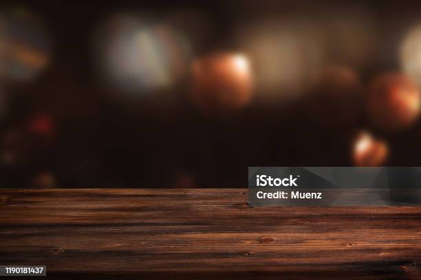 Dunkle Abstrakte Hintergrund Mit Holztisch Stockfoto und mehr Bilder von Tisch - Tisch, Holz, Bildhintergrund