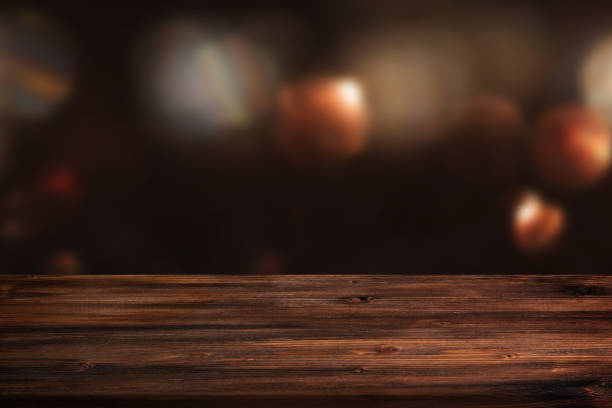 темный абстрактный фон с деревянным столом - иллюминация фотографии стоковые фото и изображения